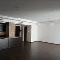 منشی خانم حرفه ای برای کار در شرکت تجاری صنعتی