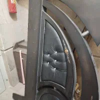 تخت وساعت ایستاده