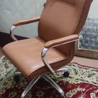 صندلی چرم چرخان