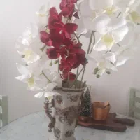 گل مصنوعی  و گلدان
