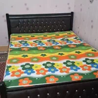 تخت خواب و میز