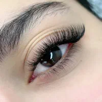 اکستنشن مژه با ظرافت و ماندگاری بالا تضمینی