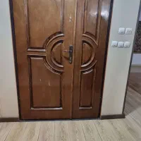 درب ورودی آپارتمان همراه با چارچوب