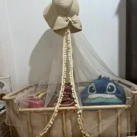 تخت کنار مادر