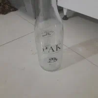 تعدادی شیشه شیر جای اب خوری