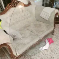 شیشه گرد روی میز ناهار خوری