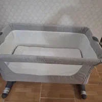 تخت کنار مادر و آغوشی