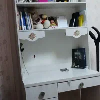 کتابخانه و میز تحریر