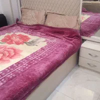 تخت خواب به همراه آینه قدی و پاتختی