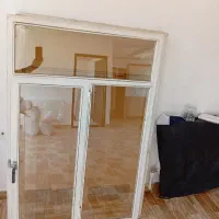 پنجره با آهن سنگین رنگ شده همراه با شیشه