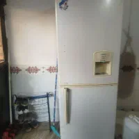 یخچال ایسان.۴کشو.موتورسالم.فقط پایینش پوسیده شده.