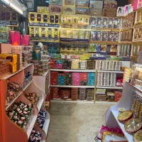 فروشنده خانم در گز فروشی