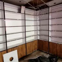 دکور و قفسه Mdfو تعداد زیادی لامپ