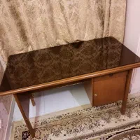 میز تحریر چوبی همراه شیشه