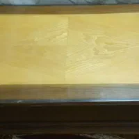 یک عدد میز جلو مبلی