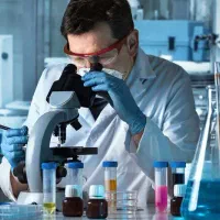 استخدام نیروی آزمایشگاه میکروبی