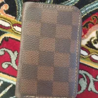 یک کیف پول شبیه کیف پول توعکس فقط رنگش مشکی گمشده