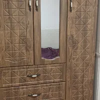 کمد قهوه‌ای جادار