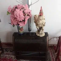 مجسمه خروس و دسته گل