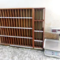 قفسه حبوبات وشکلات سوپرمارکتی وترازوی دیجیتال