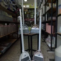 جارو خاکنداز ایستاده