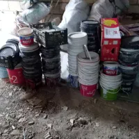 تعدادی سطل رنگ فروشی