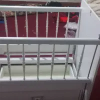 تخت و کمد نوزاد همراه باتشکت در حد نو