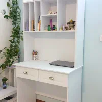 میز تحریر و لپ تاپ