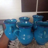 تعدادی لیوان و کاسه ابگوشتی و پارچ سفالی