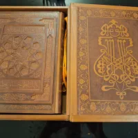 قرآن نفیس معطر در قطع رحلی با قاب صندوقی