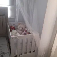 تخت کودک کنار مادر