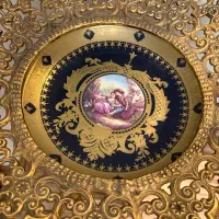 ظرف میوه ایستاده کنار سالنی