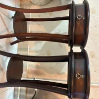 ۲تا میز و۲تا آباژور کنار سالنی