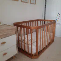 تخت نوزاد و کودک همراه با تشک جنس چوب