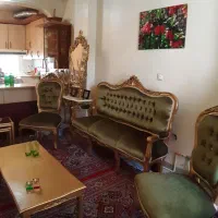 مبلمان ۷ نفره با رویه مخمل سبز همراه با میز وسط