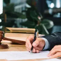 وکیل پایه یک دادگستری وکالت پرونده با سابقه قضاوت