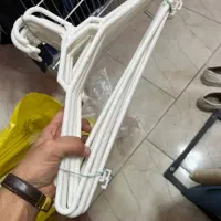 تعدادی رگال و چوب لباس