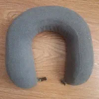 بالشت مسافرتی تمیز و نو