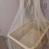 گهواره نوزادی کنار مادر