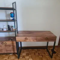 میز تحریر و کتابخانه