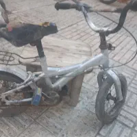 دوچرخه بچه گانه کوچک نیاز به رسیدگی مفت