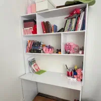 میز تحریر و کتابخانه دیواری ب همراه پایه