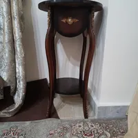 میزکنار سالنی و شلف فلزی رومیزی مناسب مغازه آرایشی|مبلمان خانگی و میز عسلی|کرمانشاه, |دیوار