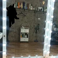 یک اینه بزرگ هالیوودی مناسب هرکاری و۲۲تا لامپ روشه