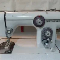 ژانومه ۶۷۲ در حد همراه میز و پایه و شتون
