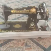چرخ خیاطی قدیمی وپرده جنس شیشه ای ترک