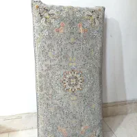 دو عدد پشتی، قوری، کفش