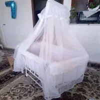 تخت و گهواره کنار تخت مادر