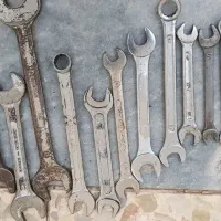 تعدادی آچار قدیمی و بکس .به همراه کیسه آچار