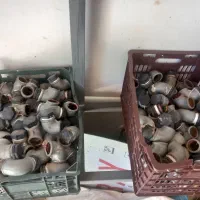 زانویی رزوی ۱ اینچ آهنی با بست پلاتسیکی ۲۵۰عدد